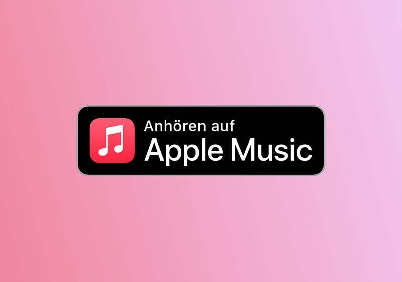 Schwarzes abgerundetes Schild mit Apple-Music-Logo links und dem Text „Anhören auf Apple Music“ in Weiß auf rosa Verlaufshintergrund