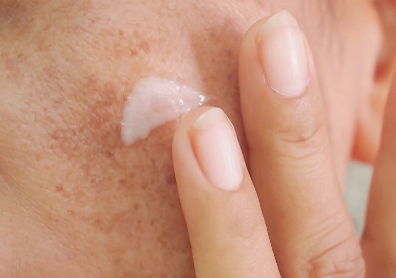 Creme im Gesicht