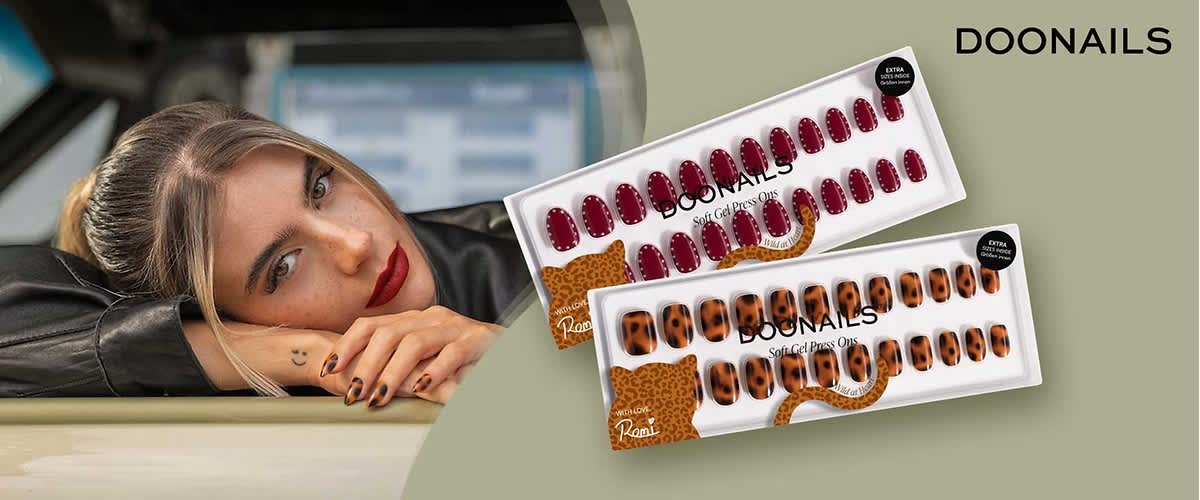 Zwei Packungen Doonails Soft Gel Press Ons künstliche Fingernägel, oben dunkelrote Nägel mit goldenen Punktakzenten, unten Leopardenmuster in Braun- und Schwarztönen, Verpackungen mit durchsichtigem Fenster und Doonails-Logo