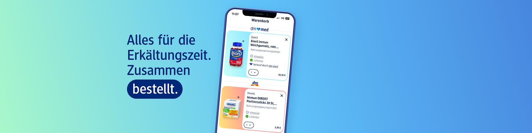 Linke Seite Text Alles für die Erkältungszeit. Zusammen bestellt. Rechts ein Smartphone-Bildschirm mit geöffnetem Warenkorb der dm‑App, darin Produktkacheln für Bion3 Immun Weichgummis und Mivolis Immun DIREKT Portionssticks mit Preisangaben und Verfügbarkeits-Icons