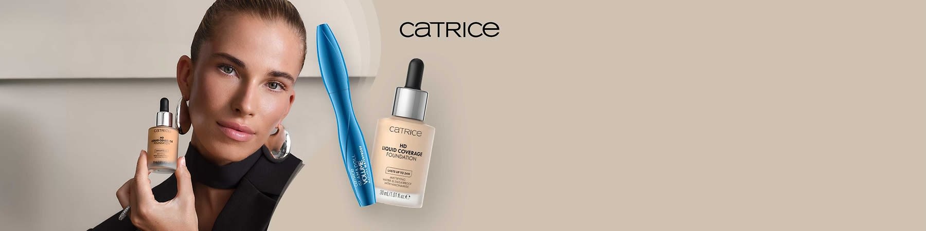 Zwei Kosmetikprodukte vor hellem Hintergrund: links eine blaue Mascara-Tube mit sichtbarer silberner Aufschrift, rechts eine Flasche Catrice HD Liquid Coverage Foundation mit Pipette und gut lesbarer Aufschrift „HD LIQUID COVERAGE FOUNDATION“ sowie Markenlogo „CATRICE“ oben rechts