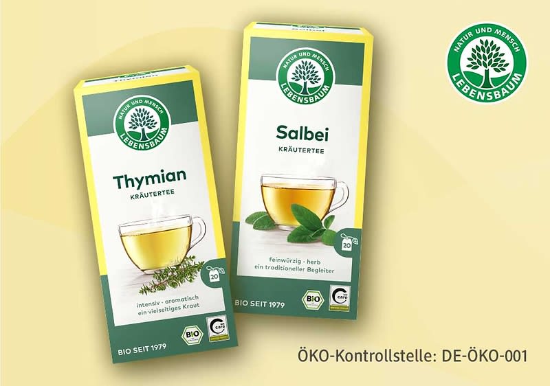 Zwei grüne und gelb gestaltete Kräutertee-Packungen der Marke Lebensbaum, links „Thymian Kräutertee“ mit Teetasse und Blattmotiv, rechts „Salbei Kräutertee“ mit Teetasse und Salbeiblättern, oben rechts Markenlogo, unten rechts Text „ÖKO-Kontrollstelle: DE-ÖKO-001“