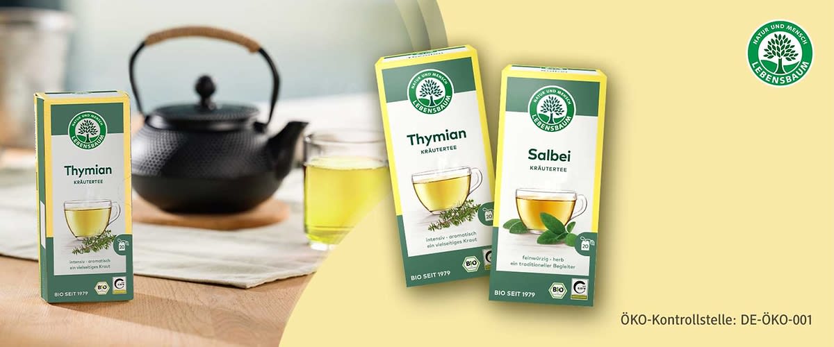 Zwei grĂźne und gelb gestaltete Kräutertee-Packungen der Marke Lebensbaum, links âThymian Kräuterteeâ mit Teetasse und Blattmotiv, rechts âSalbei Kräuterteeâ mit Teetasse und Salbeiblättern, oben rechts Markenlogo, unten rechts Text âĂKO-Kontrollstelle: DE-ĂKO-001â