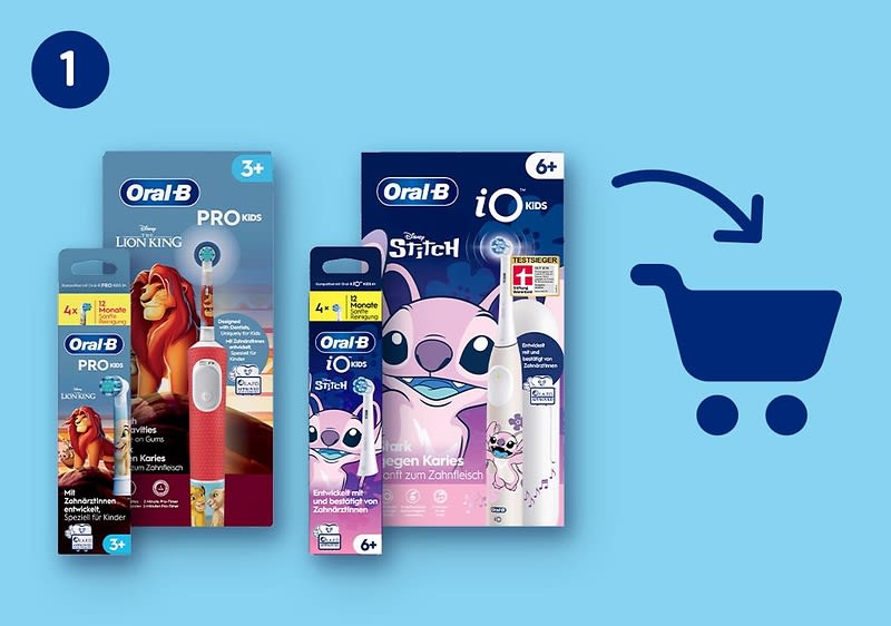 Zwei verpackte Oral‑B Kinderzahnbürsten und eine Oral‑B Kinderzahnpasta mit Disney-Motiven (Der König der Löwen und Stitch) vor hellblauem Hintergrund, rechts ein blauer Einkaufswagen-Piktogramm