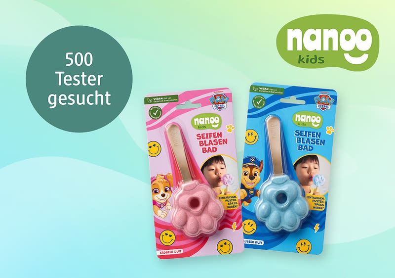 Zwei nanoo Kids Seifenblasenbäder in Blütenform als Produktverpackungen, links pinke Verpackung mit Aufschrift „Seifenblasen Bad“ und Kindermotiv, rechts blaue Verpackung mit gleicher Aufschrift und Kindermotiv, oben rechts grünes Nanogoo Kids Logo, links ein Kreis mit Text „500 Tester gesucht
