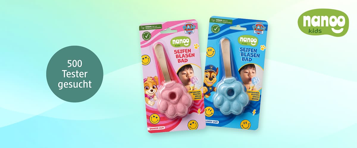 Zwei nanoo Kids Seifenblasenbäder in Blütenform als Produktverpackungen, links pinke Verpackung mit Aufschrift „Seifenblasen Bad“ und Kindermotiv, rechts blaue Verpackung mit gleicher Aufschrift und Kindermotiv, oben rechts grünes Nanogoo Kids Logo, links ein Kreis mit Text „500 Tester gesucht