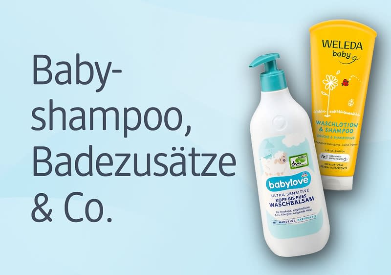 Zwei Baby-Pflegeprodukte vor einem hellblauen Hintergrund. Links eine weiße Flasche mit der Aufschrift „babylove Ultra Sensitive Waschgel & Shampoo“. Rechts eine gelbe Tube mit der Aufschrift „WELEDA Baby Waschlotion & Shampoo“. Links daneben steht der Text „Babyshampoo, Badezusätze & Co“