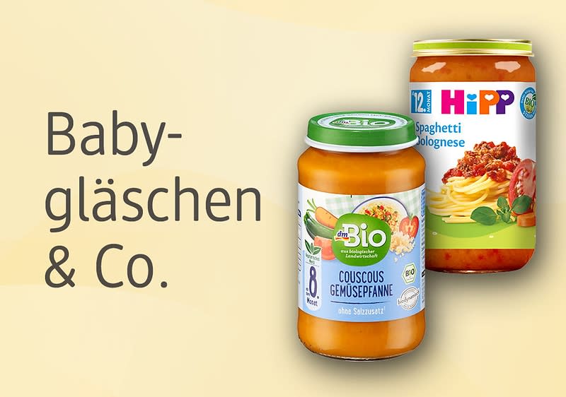 Zwei Babygläschen vor einem hellen Hintergrund. Links ein Glas mit der Aufschrift „Bio Couscous Gemüsepfanne“ und rechts ein Glas „HiPP Spaghetti Bolognese“. Daneben der Text „Babygläschen & Co.“