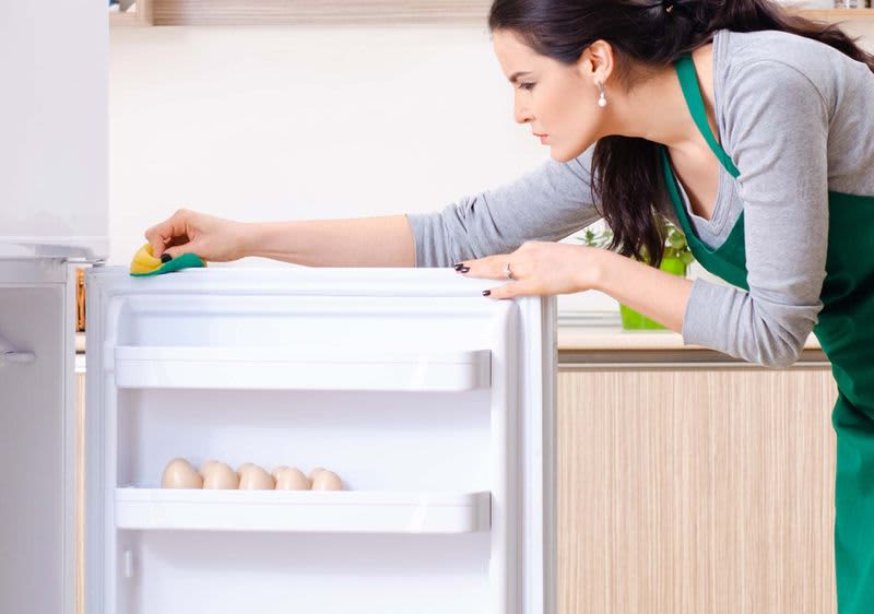 Kühlschrank reinigen in 4 Schritten