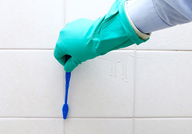 Schimmel im Bad entfernen - Tipps & Produkte