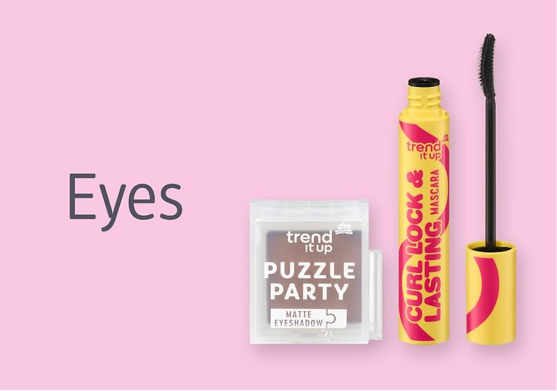 Auf rosa Hintergrund die dunkelgraue Aufschrift „Eyes“, daneben von links nach rechts eine kleine quadratische weiße Verpackung mit der Marke „trend it up“ und dem Text „PUZZLE PARTY MATTE EYESHADOW“, und eine offene roséfarbene Mascara mit der Aufschrift „trend it up 18H VOLUME MASCARA“ sowie geöffneter schwarzer Bürste