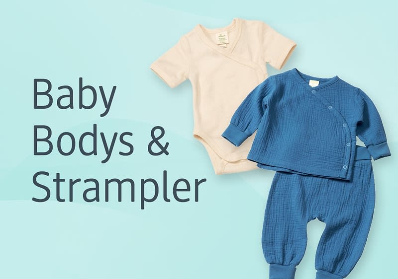 Zwei Babybekleidungsstücke auf hellblauem Hintergrund: links ein beiger Body, rechts ein blaues Set aus Oberteil und Hose. Daneben der Text „Baby Bodys & Strampler“
