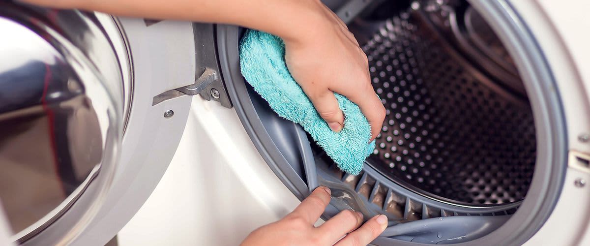 Waschmaschine wird mit Lappen gereinigt