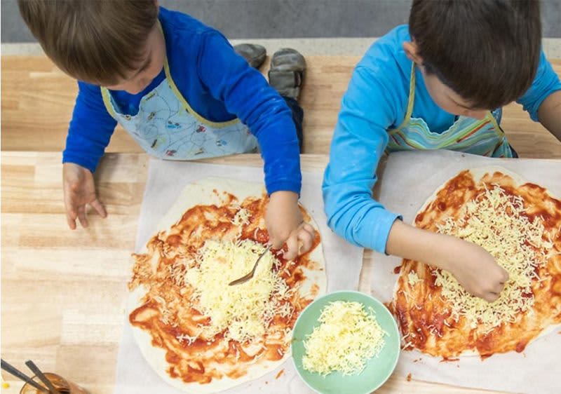 Kinder belgen eine Pizza