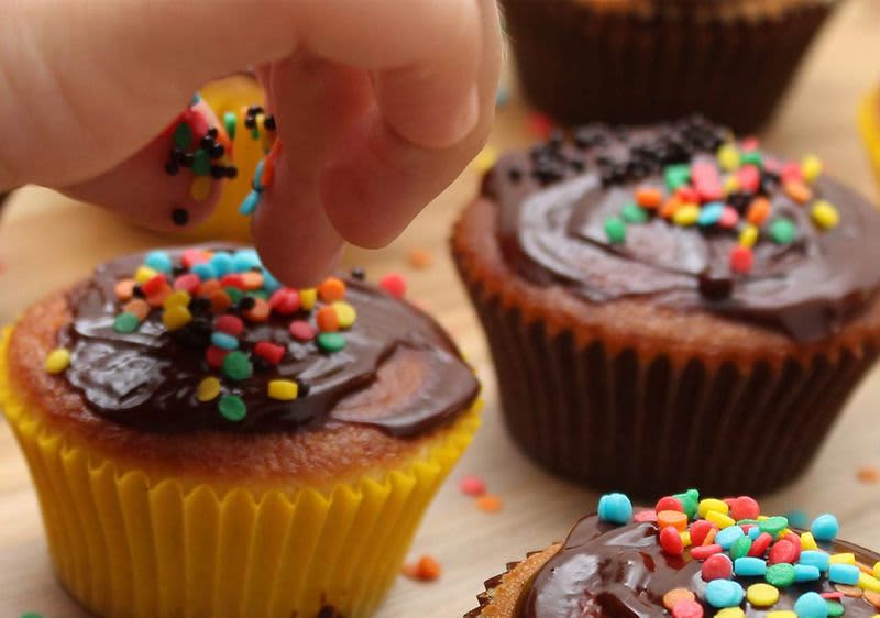 Mädchen macht Muffins