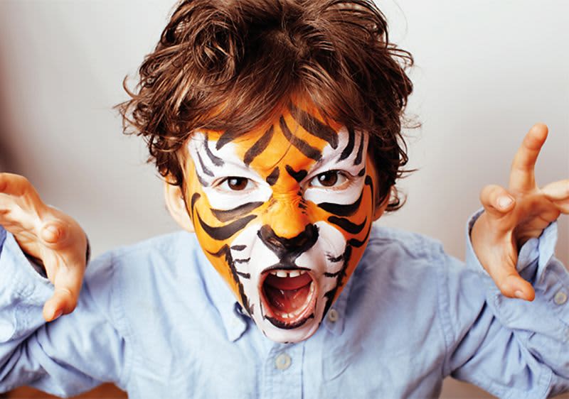 Kind ist als  Tiger geschminkt
