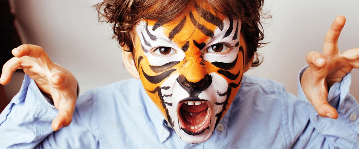 Kind ist als Tiger geschminkt