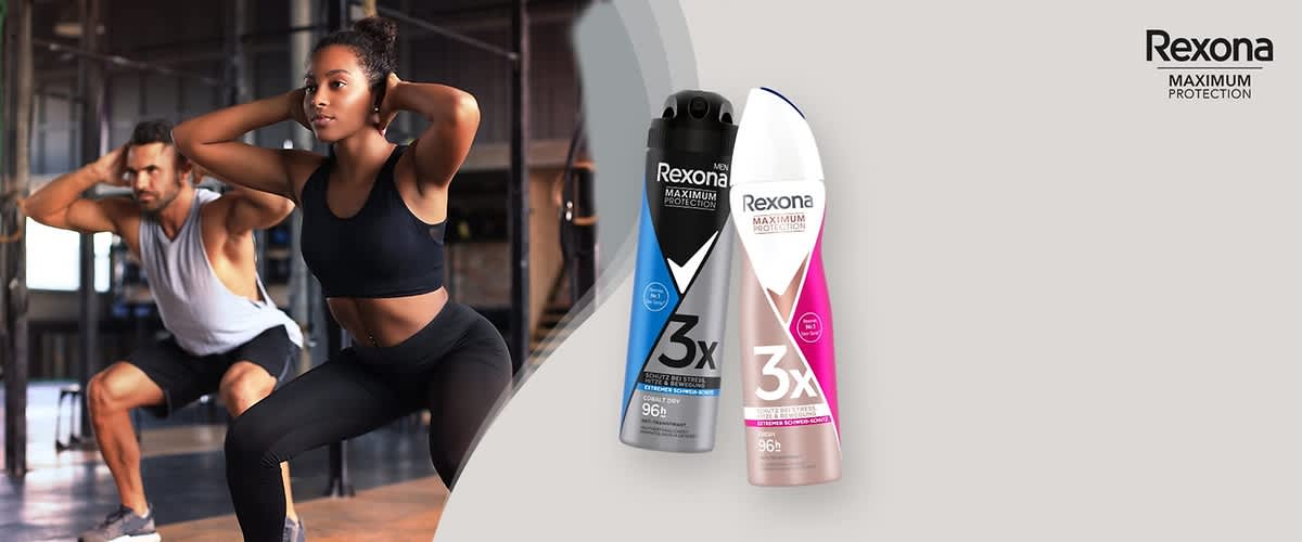 Zwei Rexona Maximum Protection Deodorant-Sprays, eines für Männer in einer schwarz-grauen Flasche mit blauen Akzenten und der Aufschrift 3x sowie 96h und Extreme Freshness, das andere für Frauen in einer weiß-rosafarbenen Flasche mit der Aufschrift 3x und 96h sowie Confidence, beide vor einem hellgrauen Hintergrund mit dem Rexona-Logo oben rechts