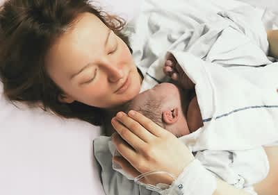 Mutter und Baby kurz nach dem Kaiserschnitt