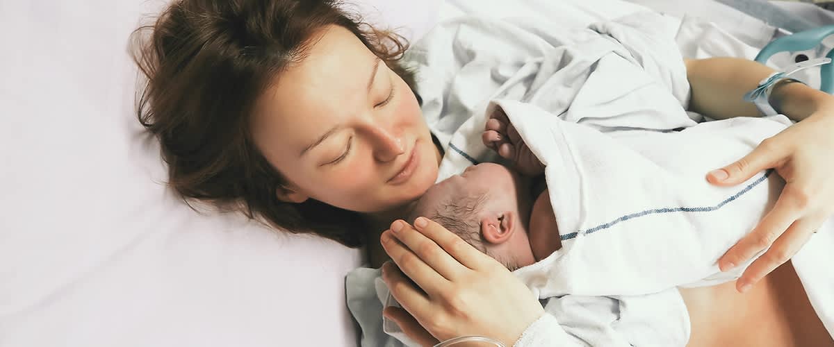 Mutter und Baby kurz nach dem Kaiserschnitt