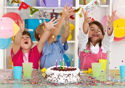 Kinder feiern Kindergeburtstag