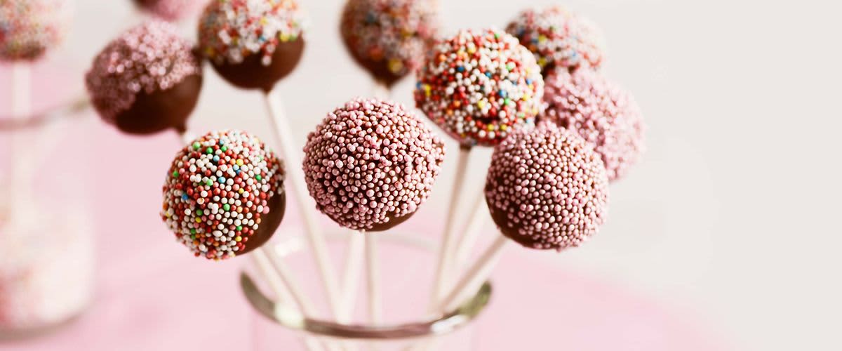 Cake Pops mit bunten Zuckerperlen