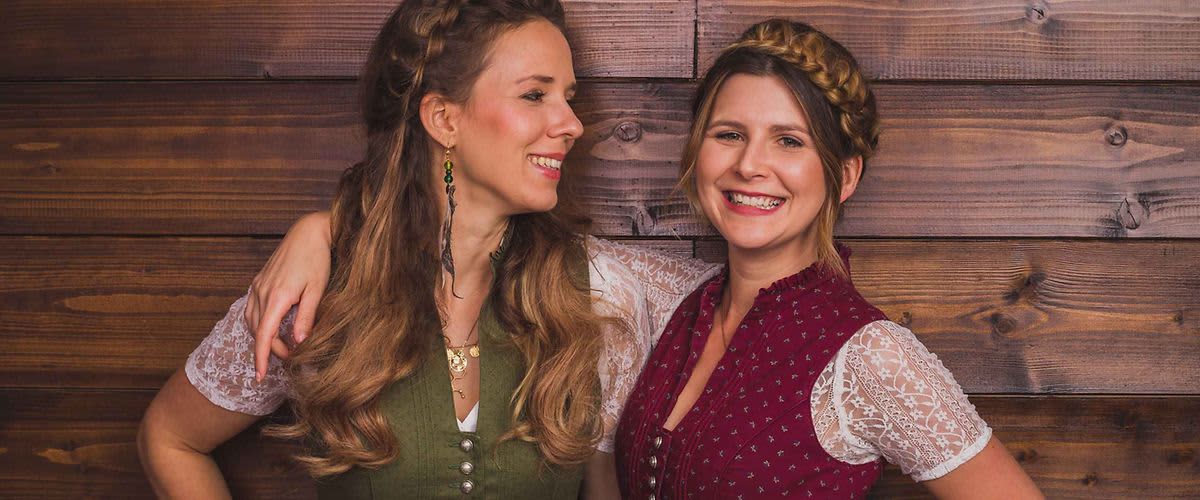 Langhaarmädchen Gründerinnen in Dirndl