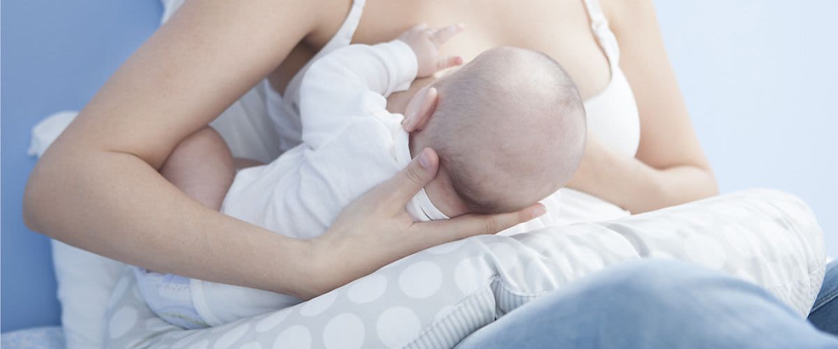 Baby wird gestillt
