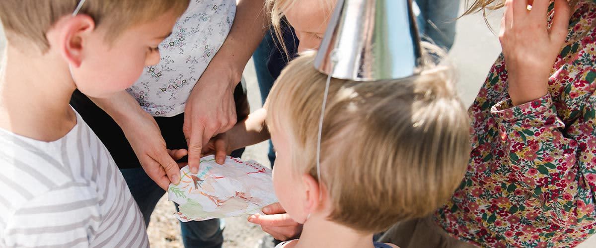 Kinder schauen auf Schatzkarte