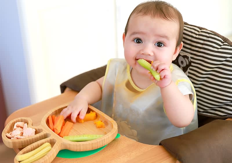 Fingerfood statt Brei. Baby Led Weaning ist im trend, wir sagen Ihnen warum.