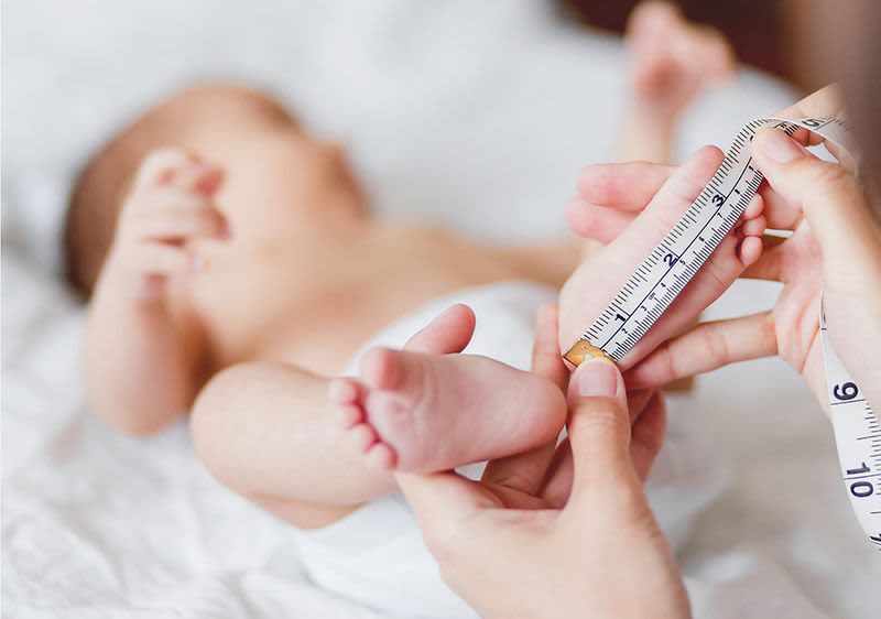 Baby wird bei U2-Untersuchung gemessen