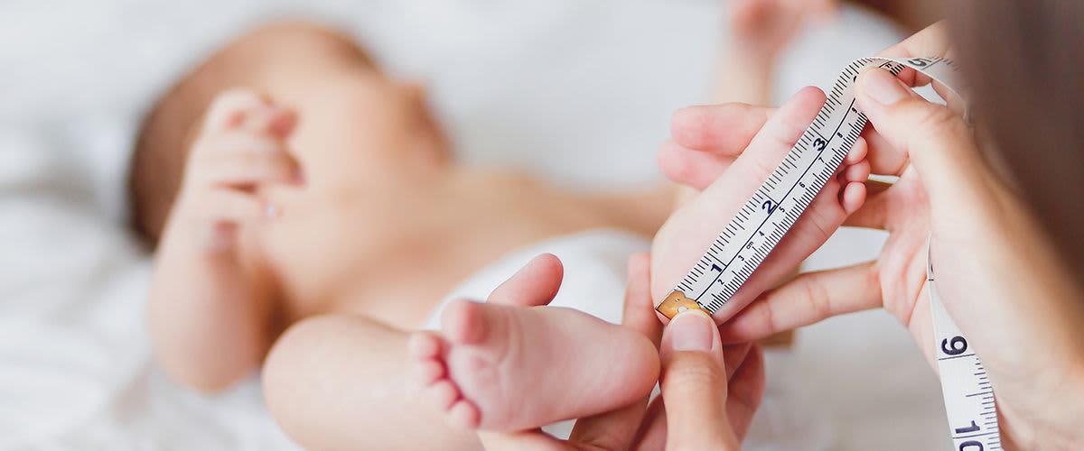 Baby wird bei U2-Untersuchung gemessen