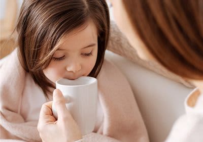 Kind trinkt aus Tasse