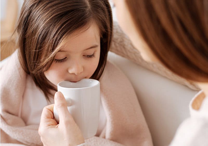 Kind trinkt aus Tasse