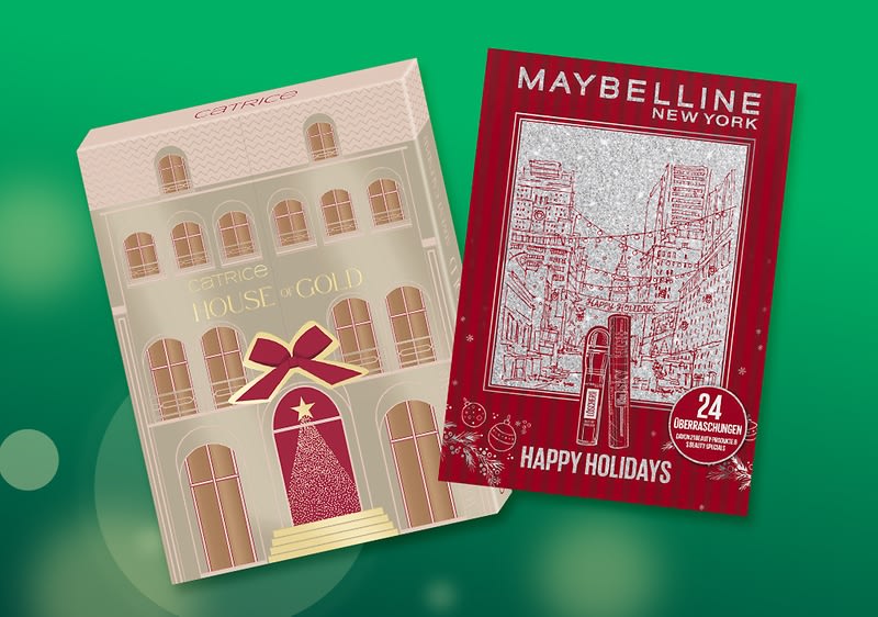 Zwei Adventskalenderverpackungen nebeneinander: links hellbeiger Catrice „House of Gold“ mit Gebäudefassade, roter Tür und goldener Schleife, rechts roter Maybelline New York „Happy Holidays“ mit Stadtillustration und Hinweis „24 Überraschungen“