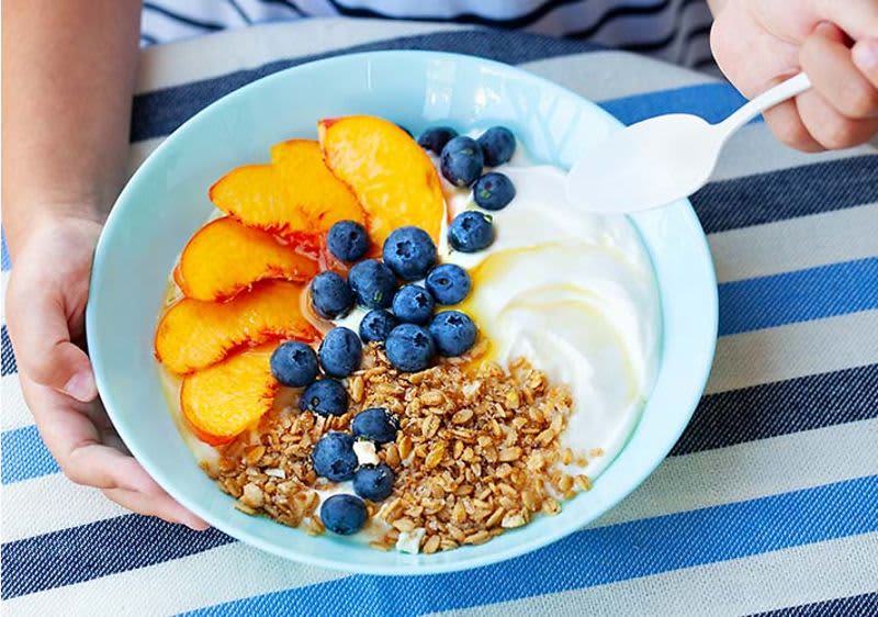 Schale mit Obst,Müsli und Quark: Gesundes Frühstück für Kinder