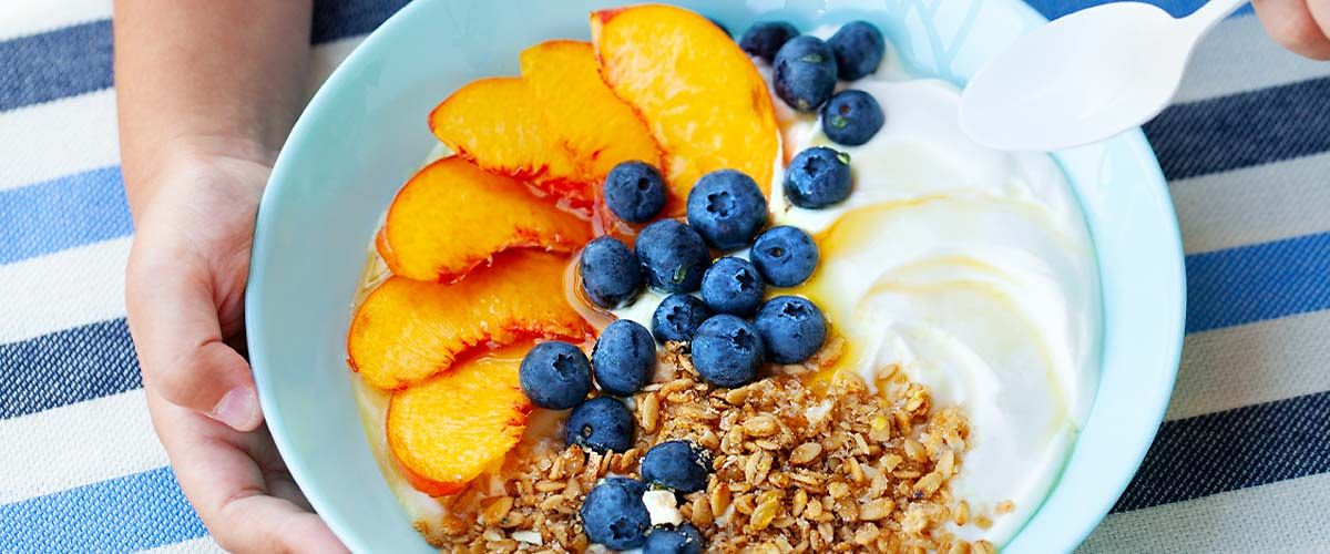 Schale mit Obst,Müsli und Quark: Gesundes Frühstück für Kinder