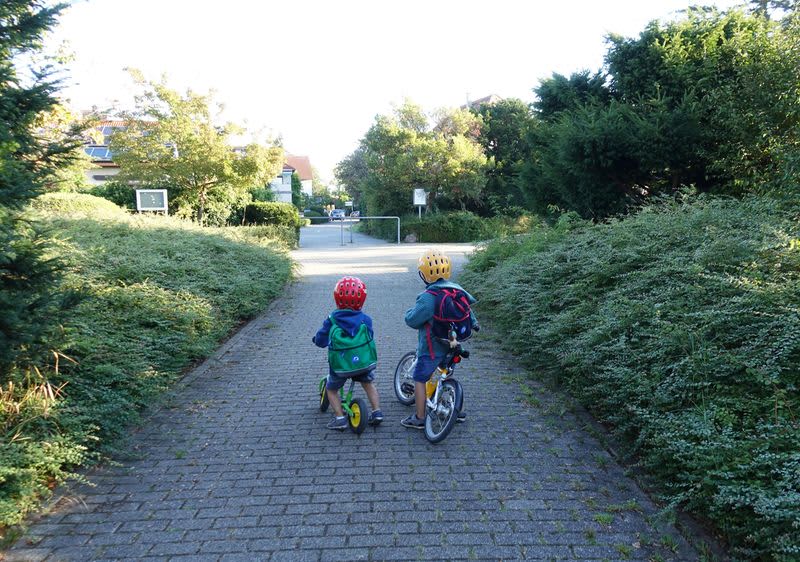Zwei Kinder auf dem Weg in den Kindergarten