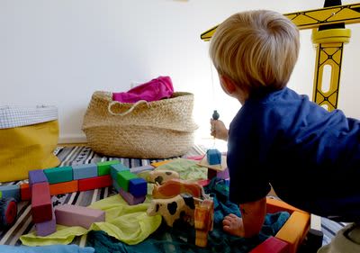 Kindergartenzeit: Kind spielt in Bauecke