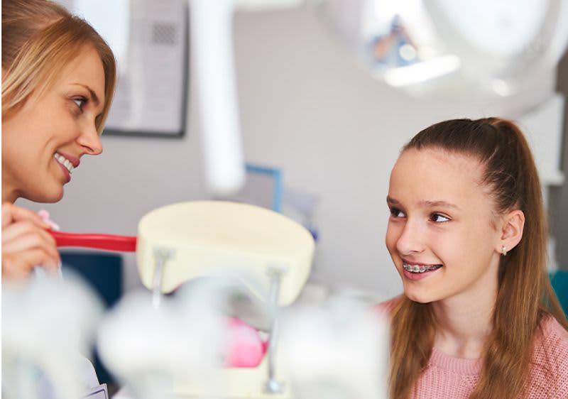 Mädchen sitzt beim Zahnarzt