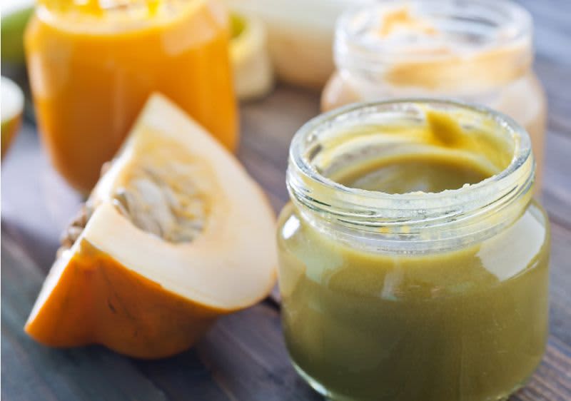 Gläschen mit selbst gemachter Babynahrung: grüner Brei