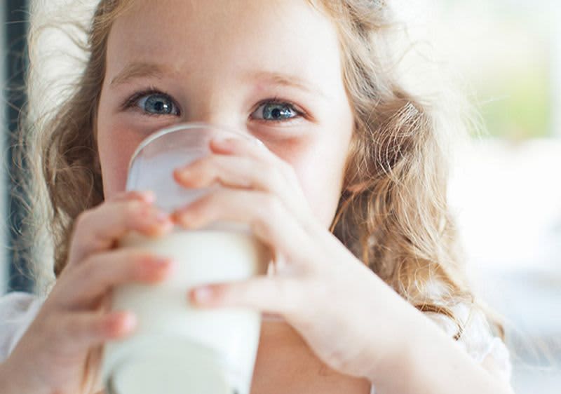 Kind trink ein Glas Milch