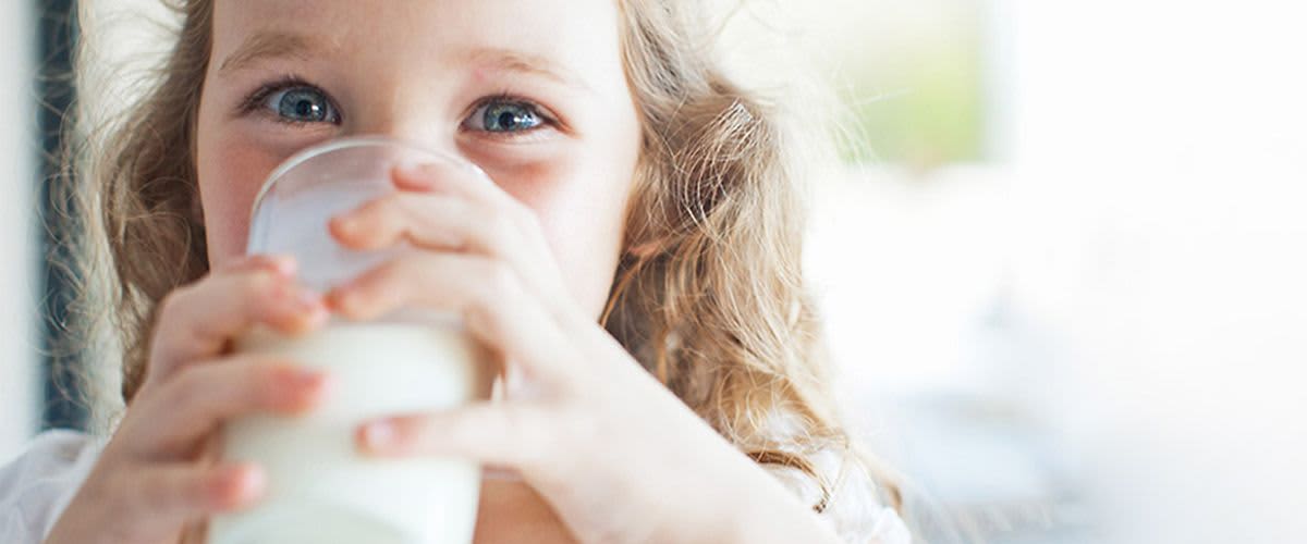 Kind trink ein Glas Milch
