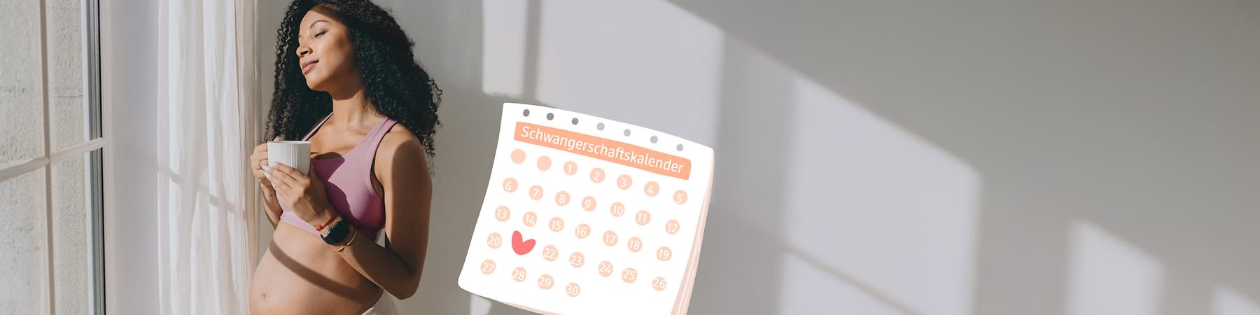 Eine schwangere Frau in einem rosa Sport-BH hält eine weiße Tasse, daneben ein Schwangerschaftskalender mit Herzsymbol auf einem Datum