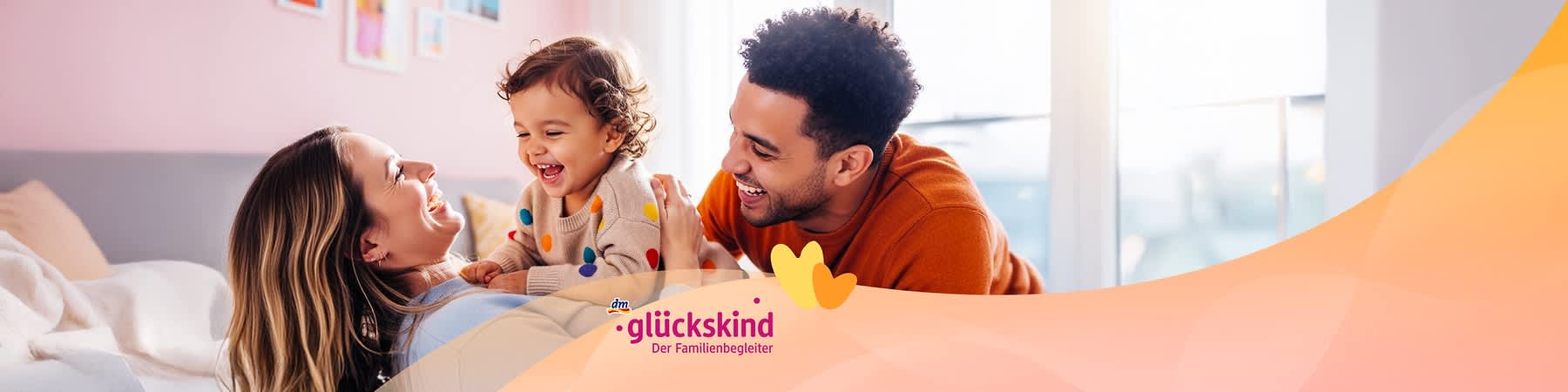 Ein Kleinkind mit einem bunten Pullover sitzt auf dem Bauch einer liegenden Frau, während ein Mann sich zu ihnen beugt. Unten rechts das Logo von dm glückskind, Der Familienbegleiter.. Bild mithilfe von KI erstellt