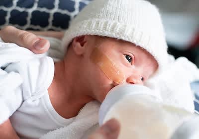 Frühgeborene Zwillinge im Kinderbett