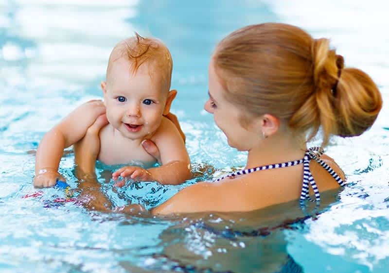 Baby mit Mutter im Schwimmbad