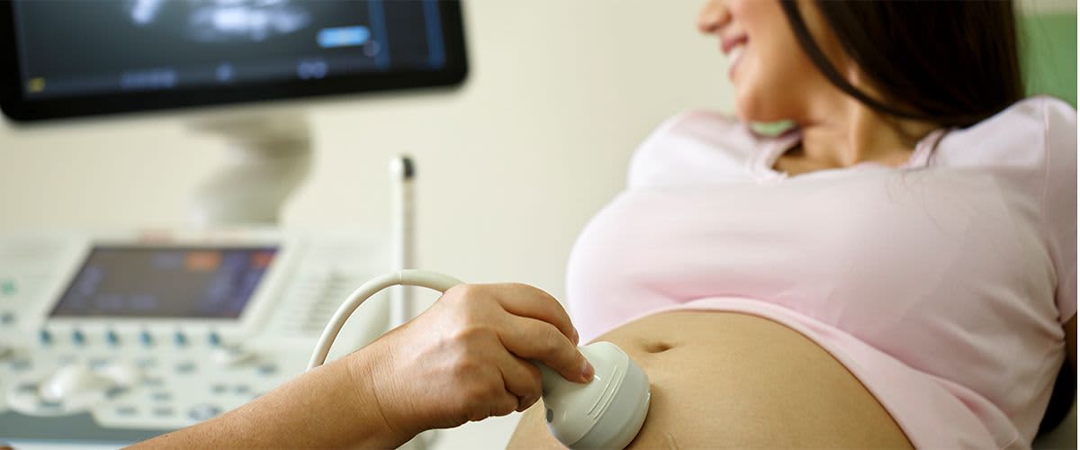 Vorsorgeuntersuchung in der Schwangerschaft: Schwangere Frau beim Ultraschall