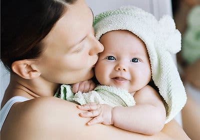 Mutter mit Baby nach dem Baden