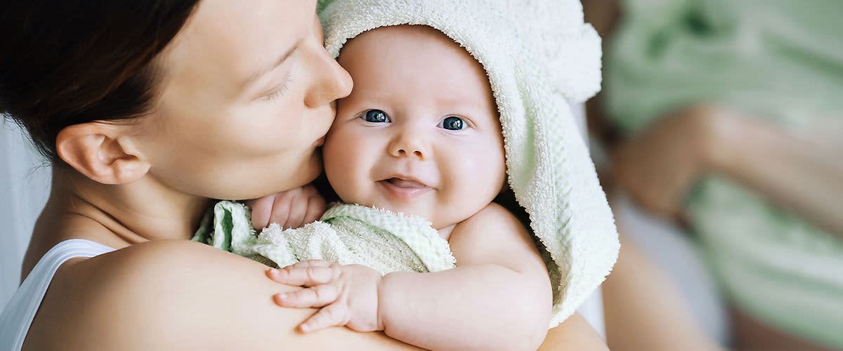 Mutter mit Baby nach dem Baden